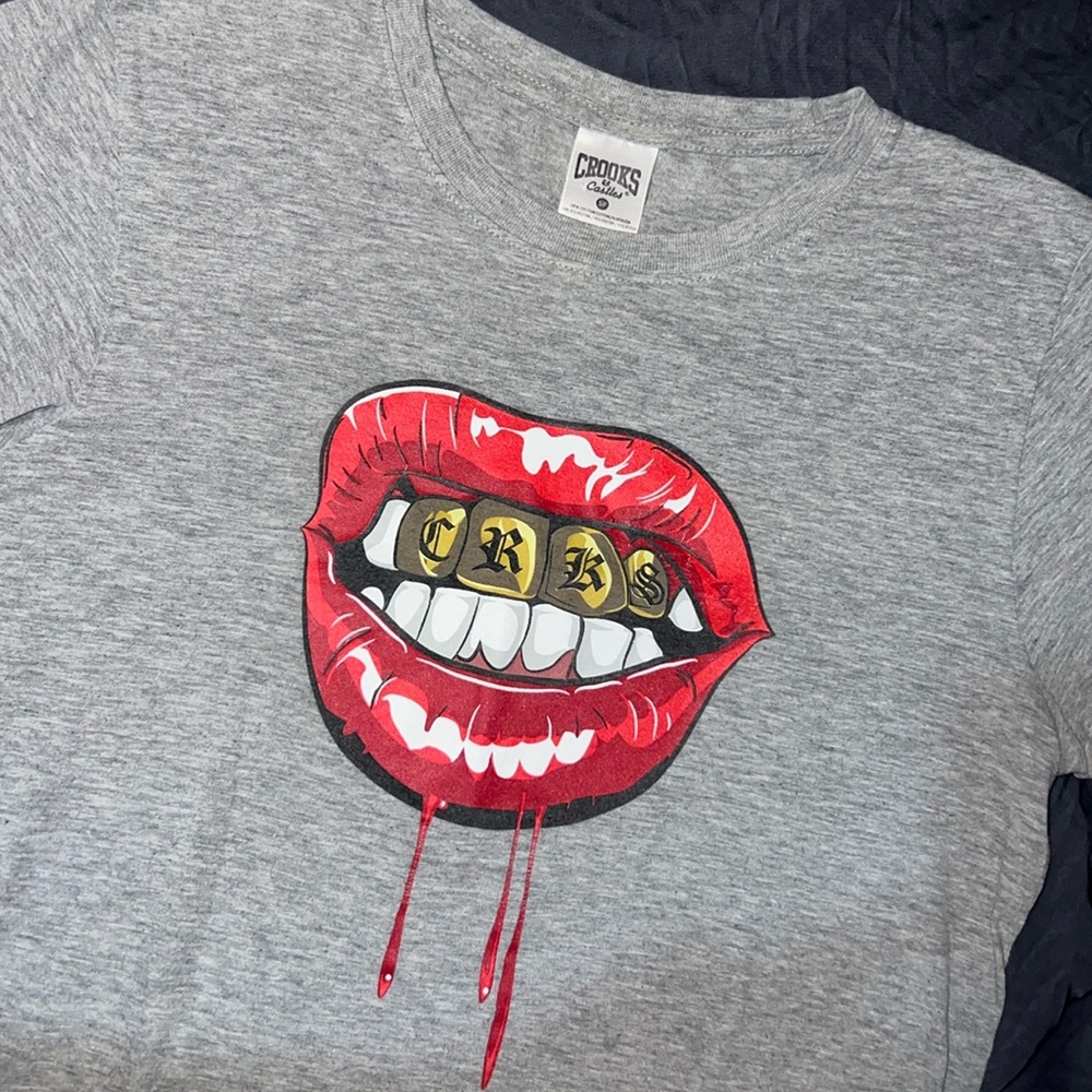 Crooks & Castles woman’s tshirt